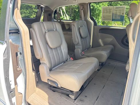 Used 2016 Chrysler Town & Country Touring FWD image 32