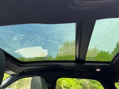 New 2026 Land Rover Range Rover Velar Dynamic SE image 26