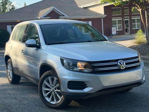 Used 2018 Volkswagen Tiguan Limited w/ Alloy Wheels Package FWD image 8