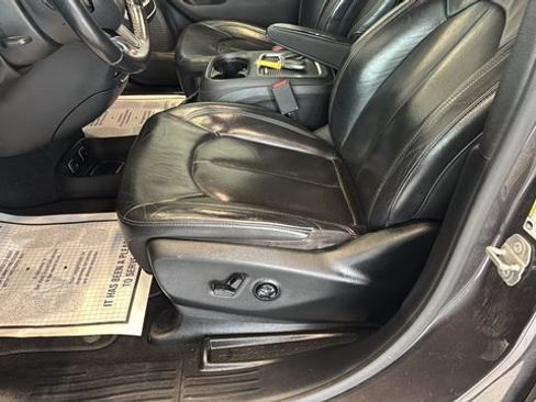 Used 2018 Chrysler Pacifica Touring-L Plus w/ Advanced Safetytec Group FWD image 8