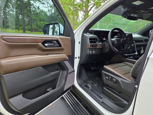 New 2026 GMC Yukon Denali Ultimate w/ LPO, Floor Liner Package AWD/4WD image 11