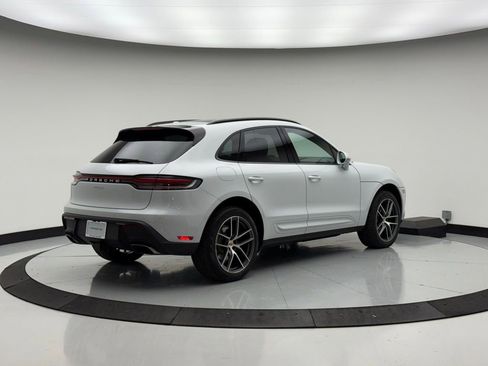 Used 2025 Porsche Macan image 10