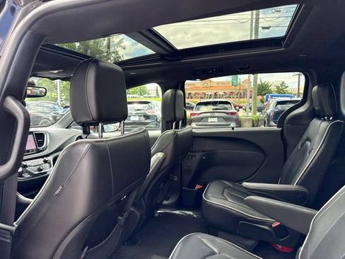 Used 2025 Chrysler Pacifica Limited FWD image 4