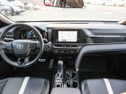 Used 2025 Toyota Camry SE FWD image 13