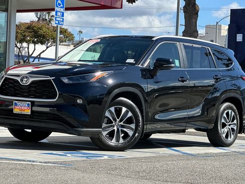 Used 2023 Toyota Highlander XLE AWD/4WD image 8