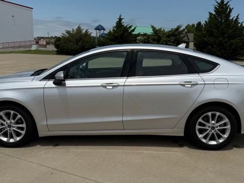 Used 2019 Ford Fusion SE FWD image 3
