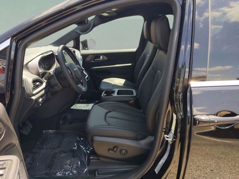 New 2026 Chrysler Pacifica Select image 10