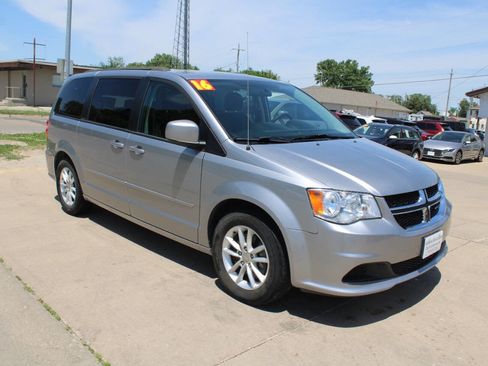 Used 2016 Dodge Grand Caravan SXT FWD image 2