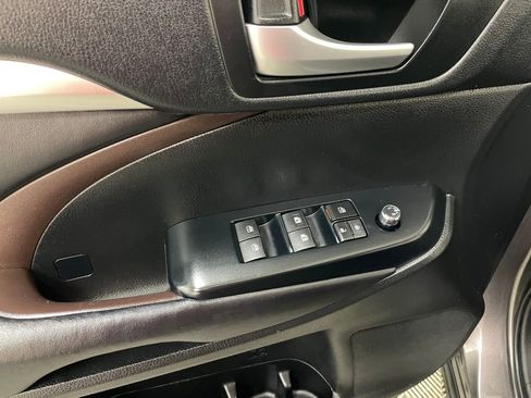 Used 2017 Toyota Highlander XLE AWD/4WD image 28