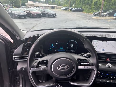 Used 2025 Hyundai Elantra Limited FWD image 31
