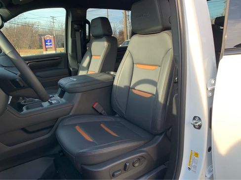 Used 2025 GMC Sierra 2500 AT4 image 11