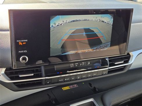 Used 2025 Toyota Sienna XLE image 25