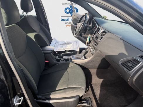 Used 2011 Chrysler 200 Touring image 20