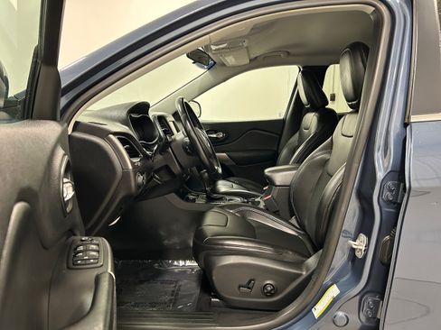 Used 2019 Jeep Cherokee Latitude Plus AWD/4WD image 4