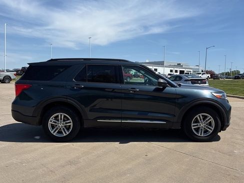 Used 2022 Ford Explorer XLT AWD/4WD image 4