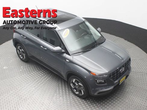 Used 2025 Hyundai Venue SEL FWD image 3