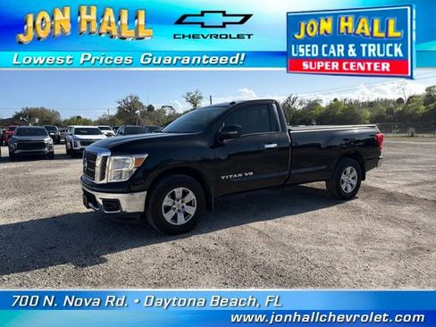 Used 2018 Nissan Titan SV image 2