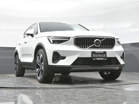 Used 2025 Volvo XC40 B5 Plus image 19