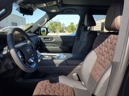 Used 2025 Nissan Armada Platinum Reserve w/ Convenience Package RWD image 12