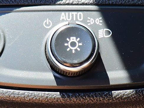 Used 2019 Chevrolet Trax LT w/ LT Convenience Package FWD image 40