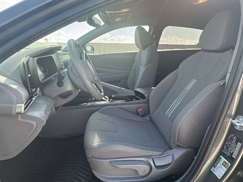 Certified 2025 Hyundai Elantra Sport FWD image 4