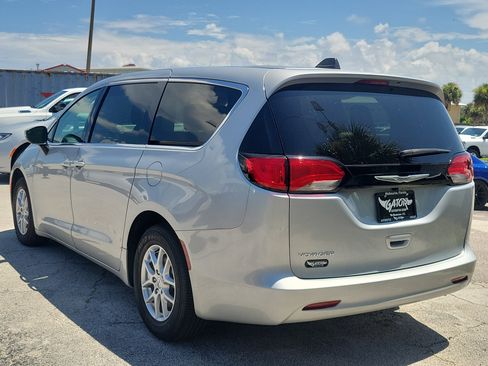 Used 2023 Chrysler Voyager LX FWD image 3