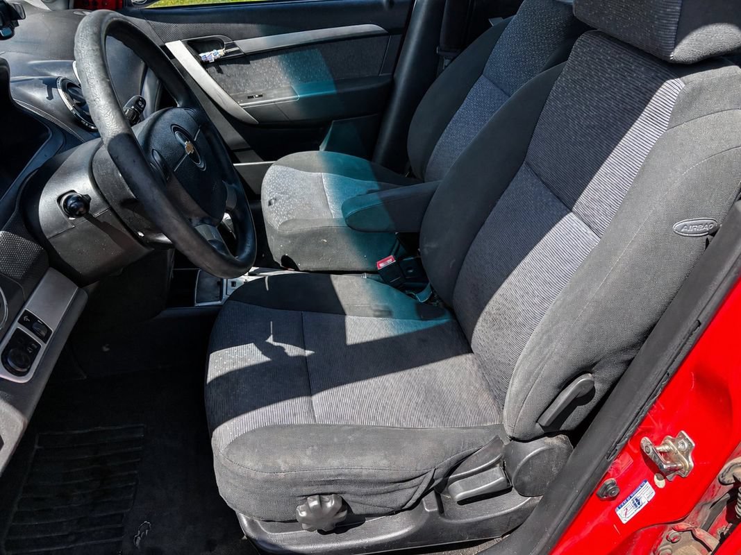 Used 2010 Chevrolet Aveo LT w/ LPO, Bodyside Molding Package FWD image 9