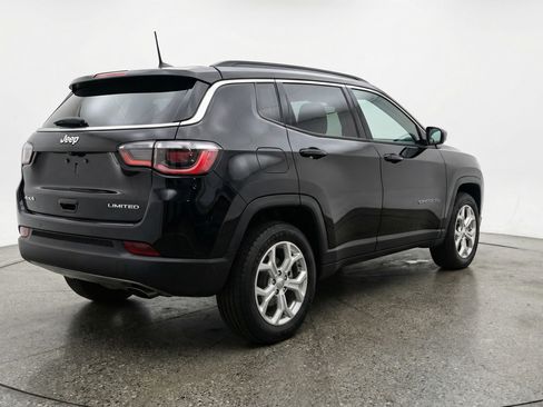 Used 2025 Jeep Compass Latitude image 9