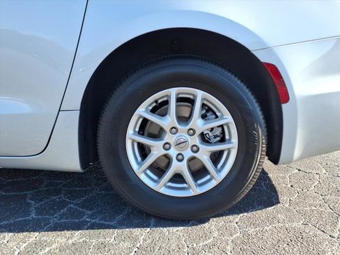 Used 2024 Chrysler Pacifica Touring-L image 23