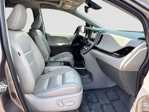 Used 2020 Toyota Sienna XLE FWD image 27