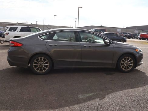 Used 2017 Ford Fusion SE FWD image 7