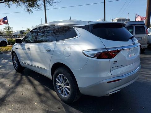 Used 2022 Buick Enclave Essence image 3