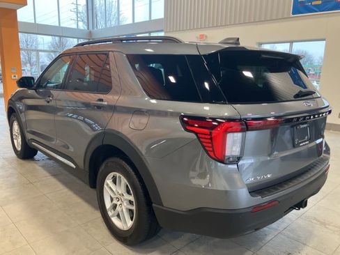 Used 2025 Ford Explorer Active AWD/4WD image 7