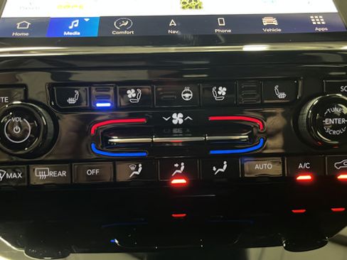Used 2023 Jeep Grand Cherokee Limited w/ Luxury Tech Group II AWD/4WD image 17