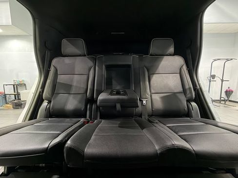 Used 2024 GMC Yukon SLT RWD image 27