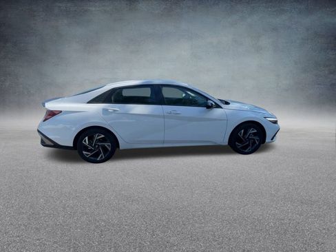 Used 2025 Hyundai Elantra SEL image 25