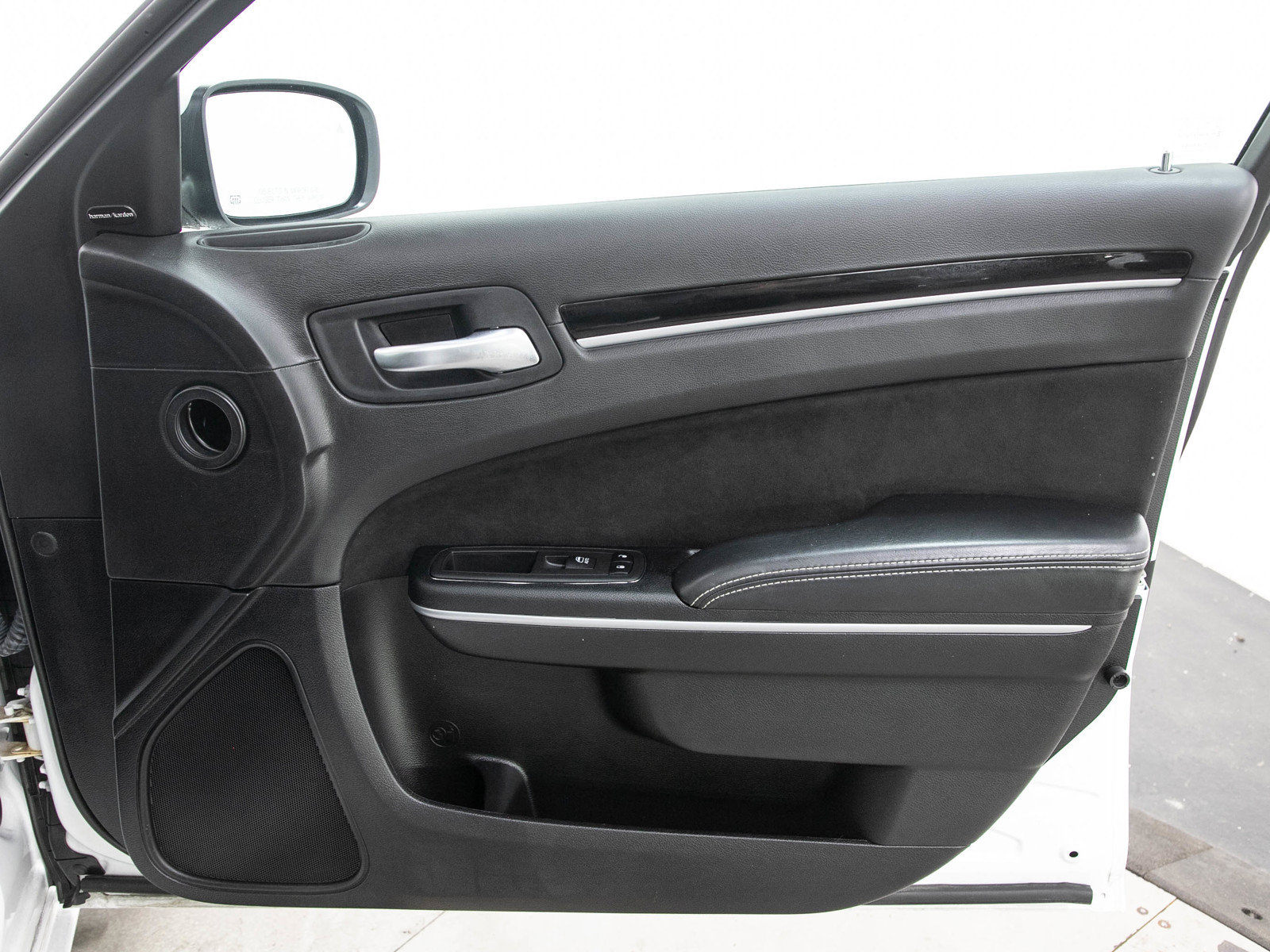 Used 2023 Chrysler 300 C RWD image 9