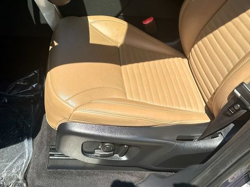 Used 2024 Land Rover Discovery Dynamic SE AWD/4WD image 21