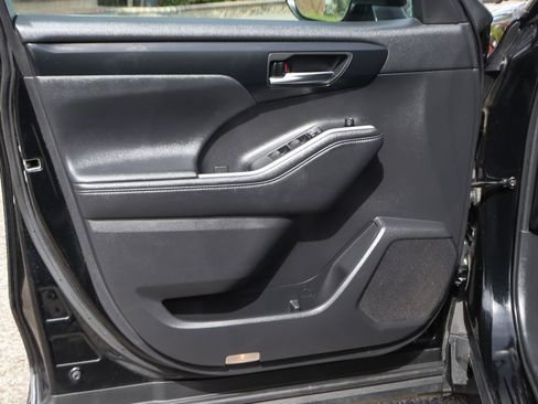 Used 2021 Toyota Highlander XLE AWD/4WD image 17