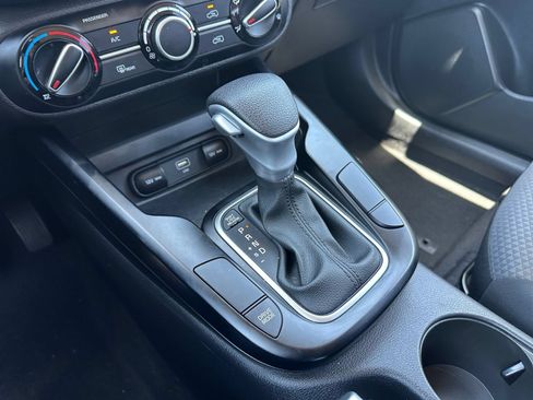 Used 2025 Kia Soul LX w/ LX Technology Package FWD image 39