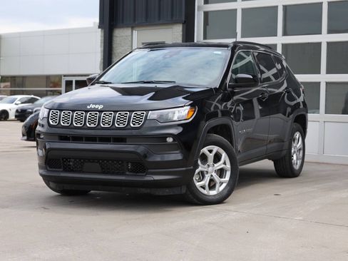 Used 2024 Jeep Compass Latitude AWD/4WD image 3