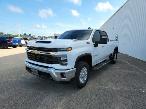 Used 2024 Chevrolet Silverado 2500 LT AWD/4WD image 5