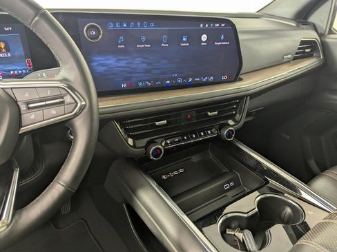 Used 2025 Chevrolet Suburban High Country image 14