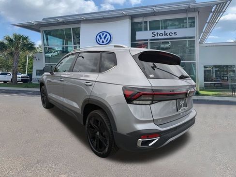 New 2026 Volkswagen Taos SE FWD image 5