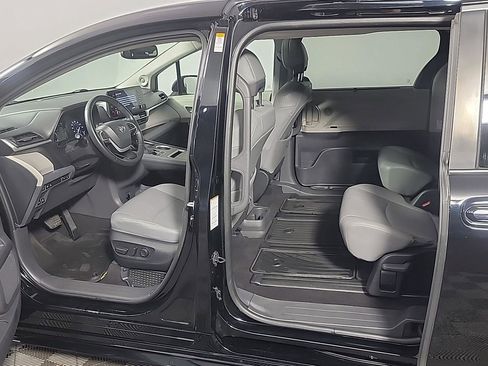 Used 2022 Toyota Sienna XLE image 16
