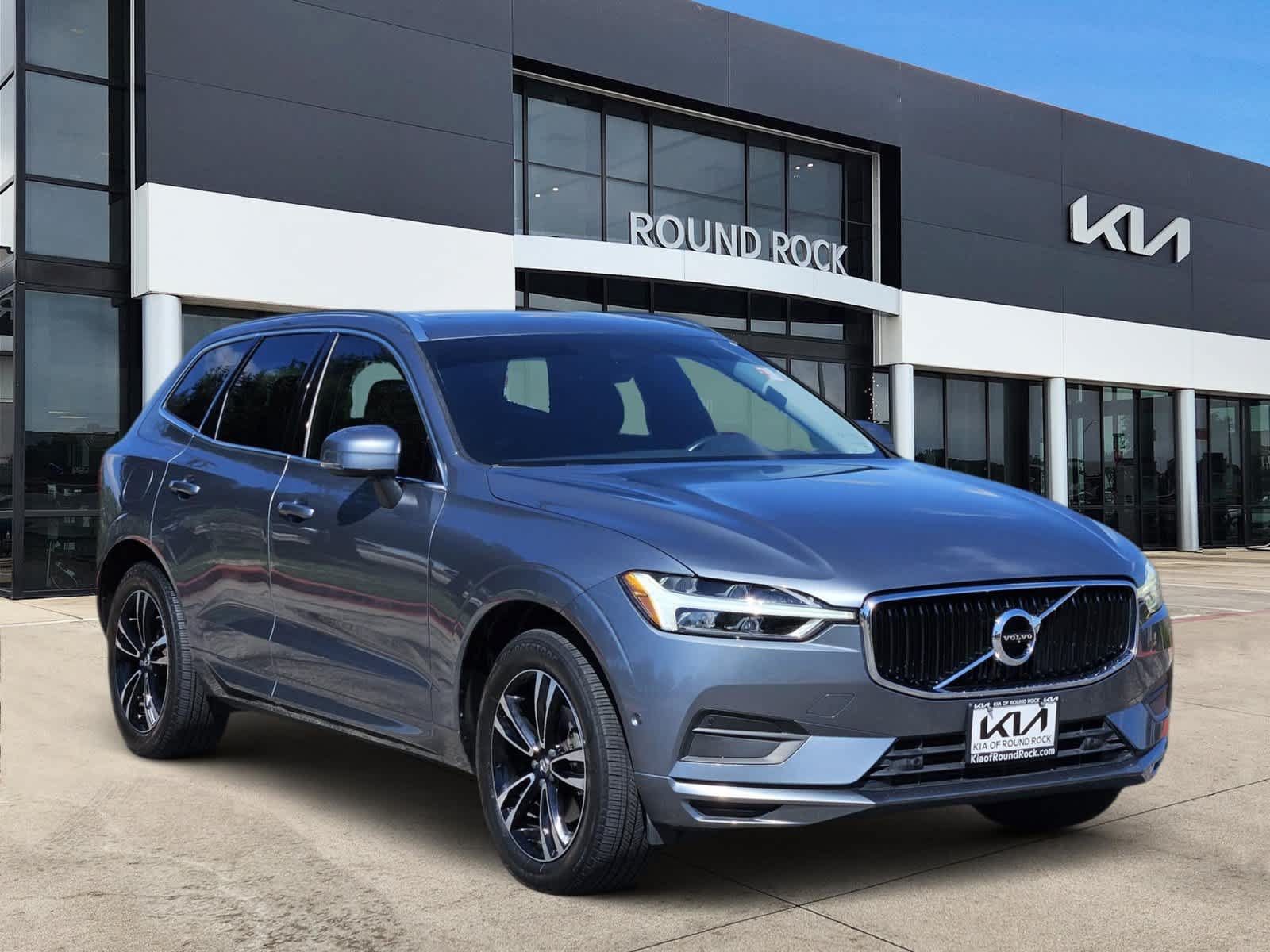 Used 2018 Volvo XC60 T5 Momentum w/ Vision Package AWD/4WD image 3
