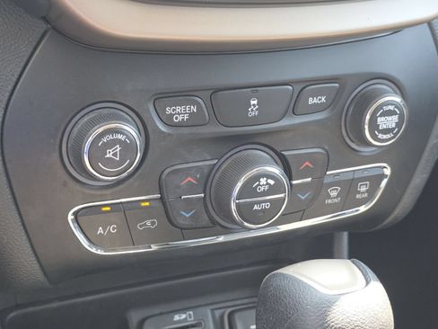 Used 2015 Jeep Cherokee Latitude w/ Comfort/Convenience Group AWD/4WD image 4