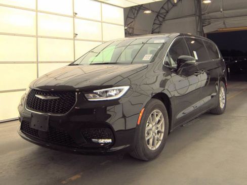 Used 2026 Chrysler Pacifica Select image 1