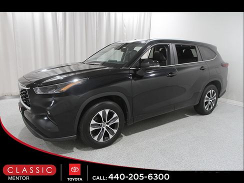 Used 2024 Toyota Highlander XLE FWD image 3