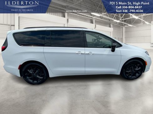 New 2026 Chrysler Pacifica Limited w/ S Appearance Package image 4